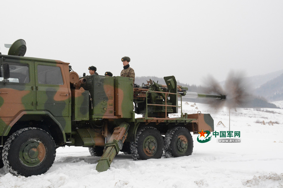 解放军“卡车大炮”开到冰天雪地开火