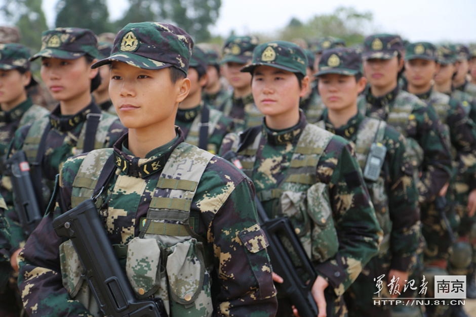 解放軍の女性特戦兵の絶技　片手で体を支えて射撃