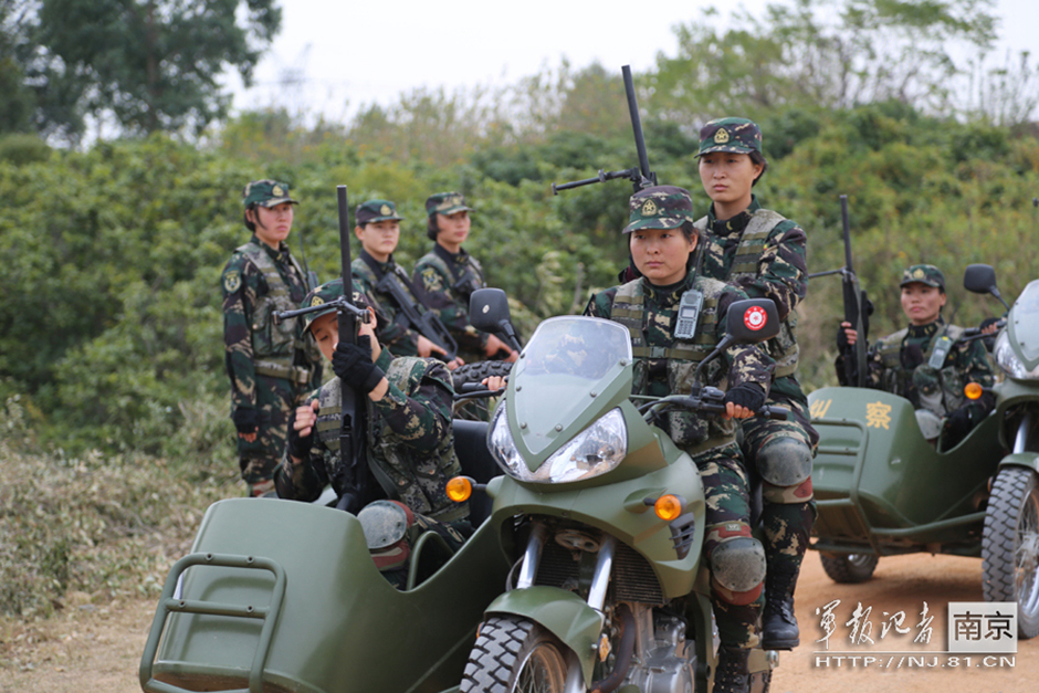 解放軍の女性特戦兵の絶技　片手で体を支えて射撃