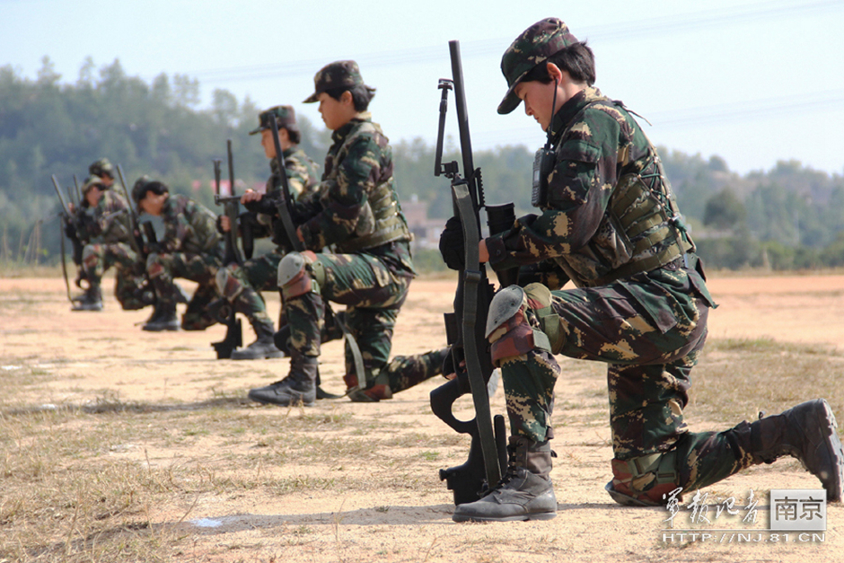 解放軍の女性特戦兵の絶技　片手で体を支えて射撃