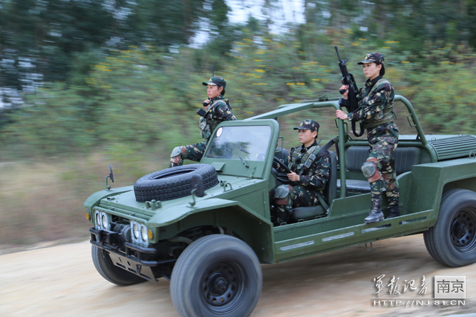 解放軍の女性特戦兵の絶技　片手で体を支えて射撃