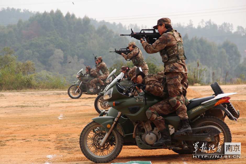 解放軍の女性特戦兵の絶技　片手で体を支えて射撃