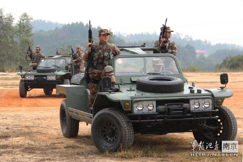 解放軍の女性特戦兵の絶技　片手で体を支えて射撃