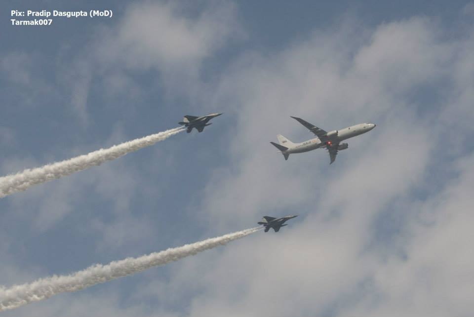 インドで軍事パレード　Su-30MKIが大型輸送機C-17を護衛