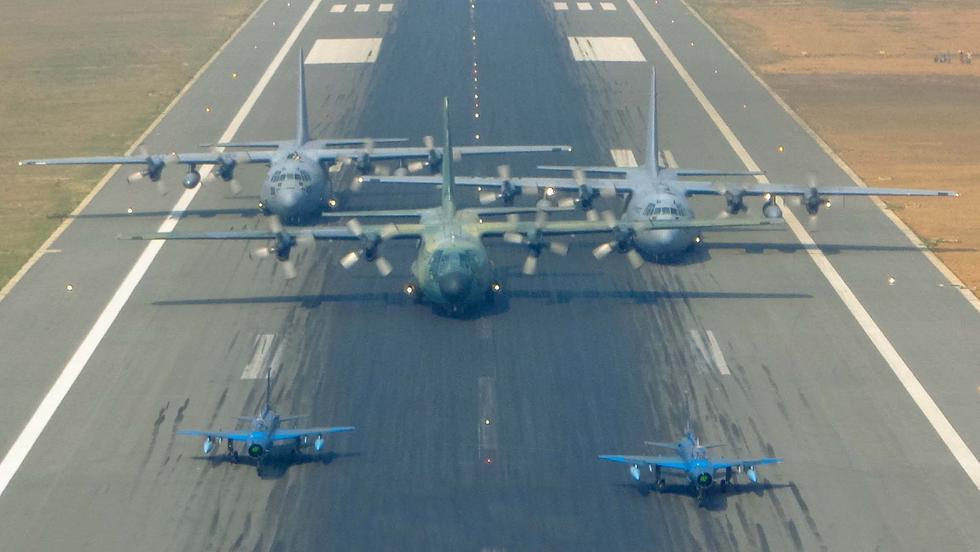 J-7戦闘機、C-130を護送