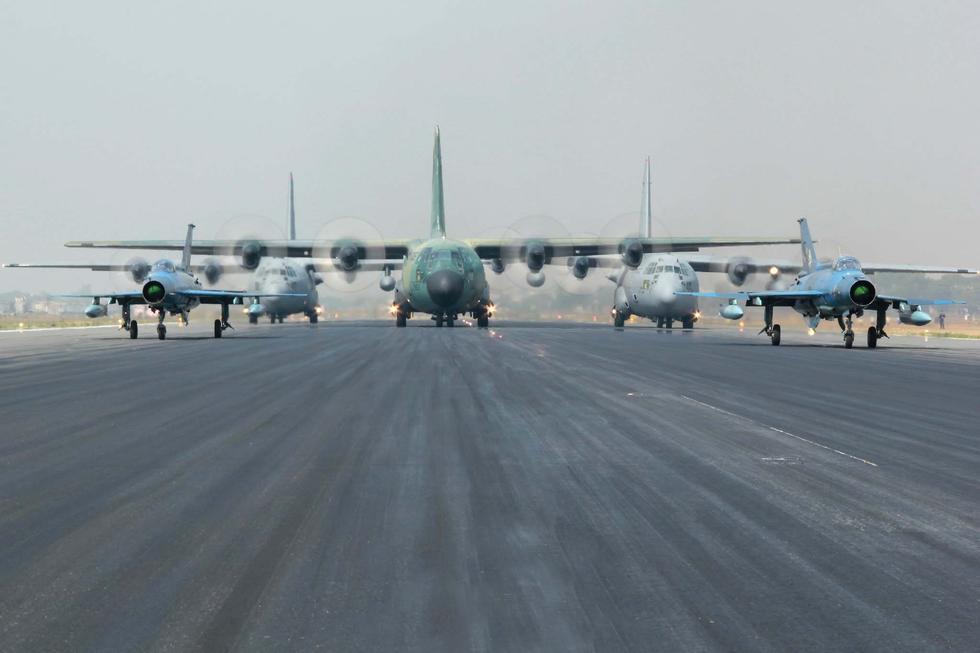 J-7戦闘機、C-130を護送