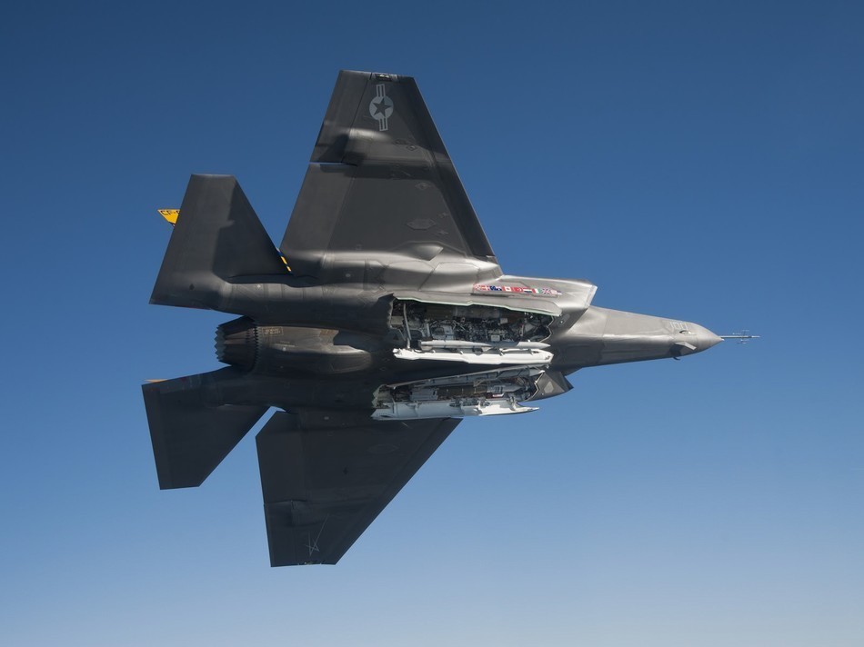 F-35戦闘機、寒冷地試験で「アイスバー」に