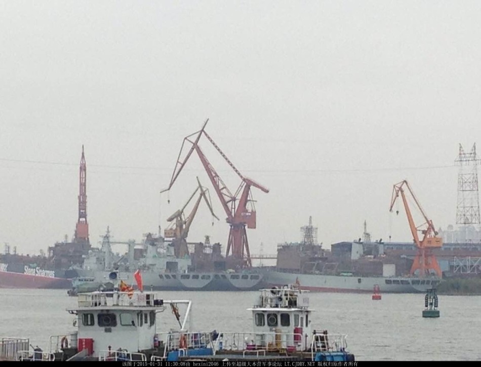 网友拍到中国船厂大型补给舰批量建造壮观场面