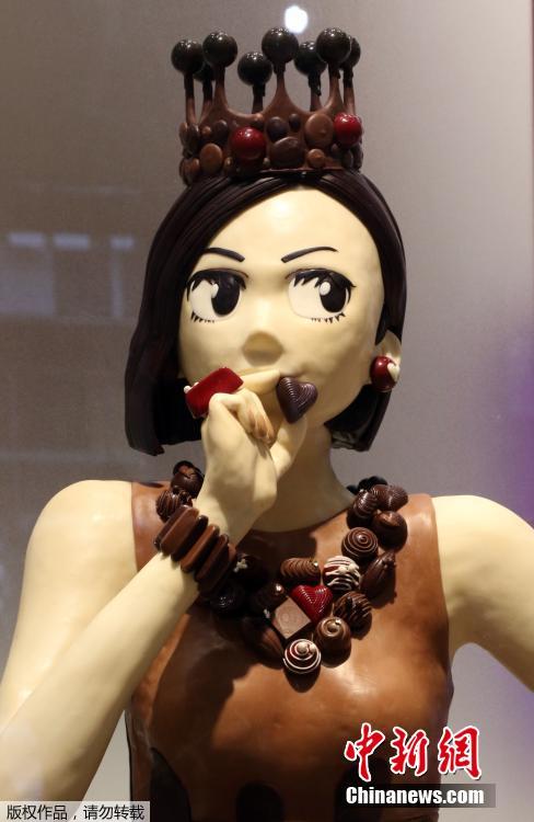 日本商家迎情人节 推出真人尺寸巧克力