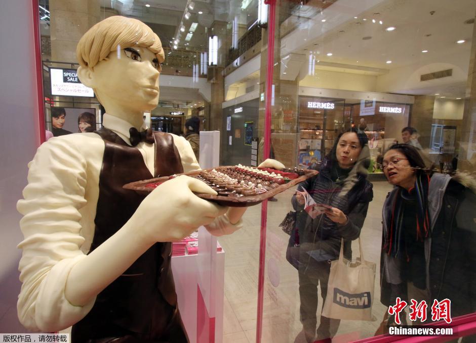 日本商家迎情人节 推出真人尺寸巧克力