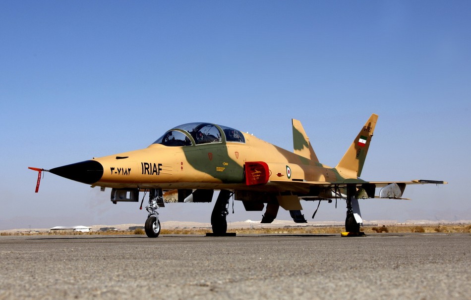 伊朗山寨F-5战机造出双座版