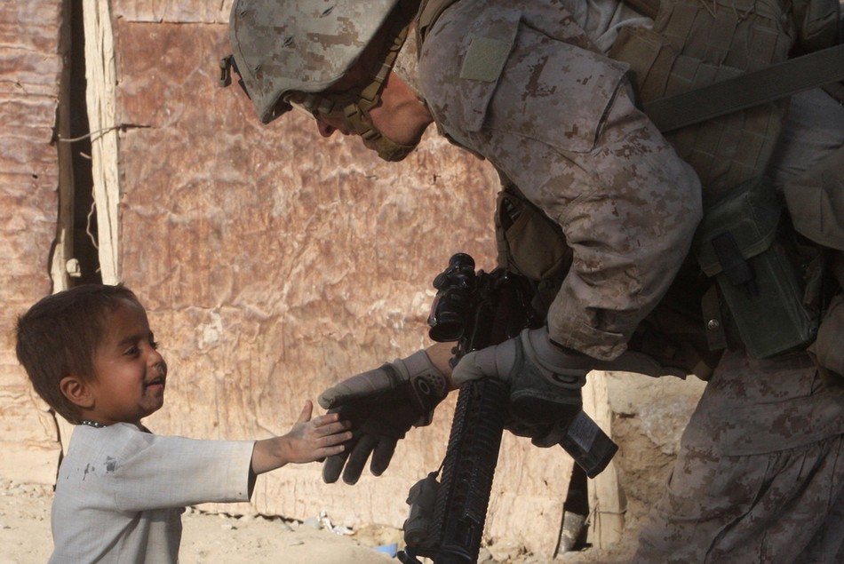 米兵が戦場の子どもたちと心温まる交流