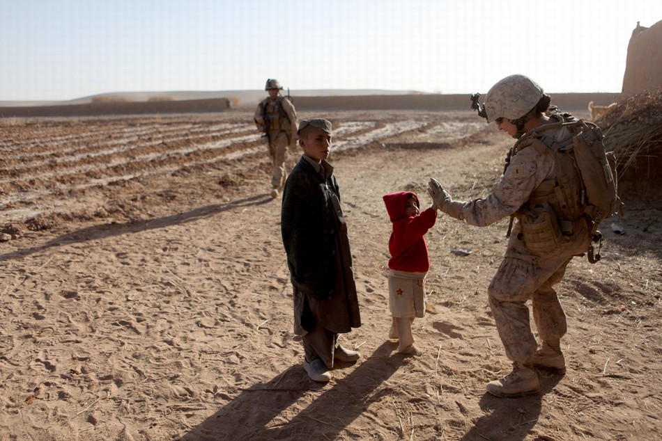 米兵が戦場の子どもたちと心温まる交流