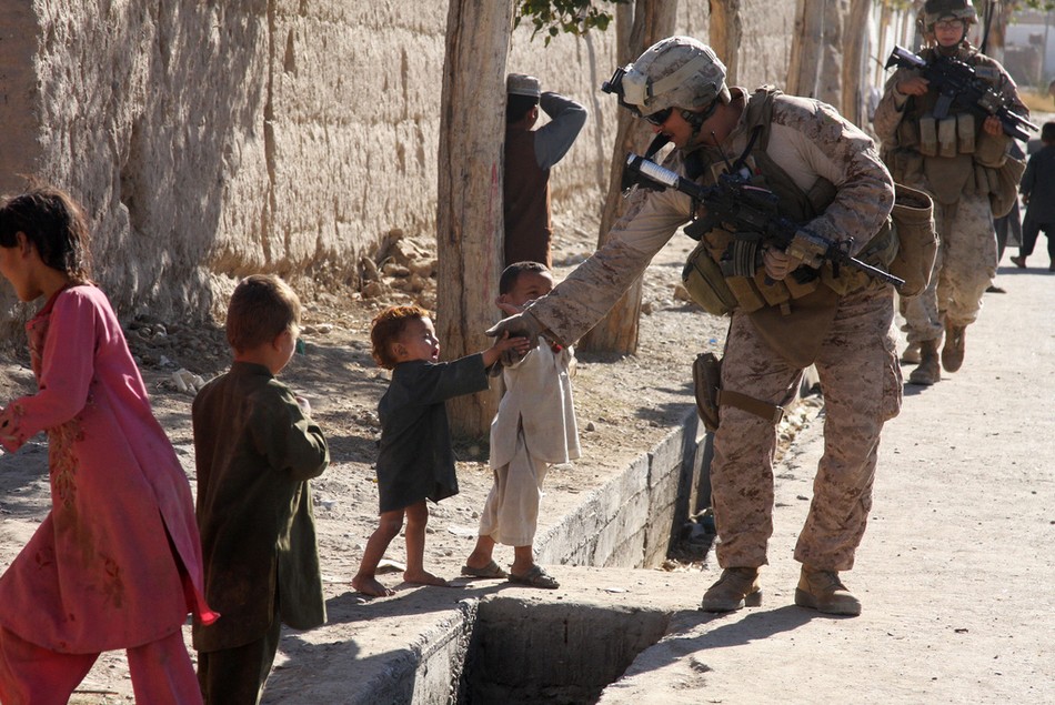 米兵が戦場の子どもたちと心温まる交流