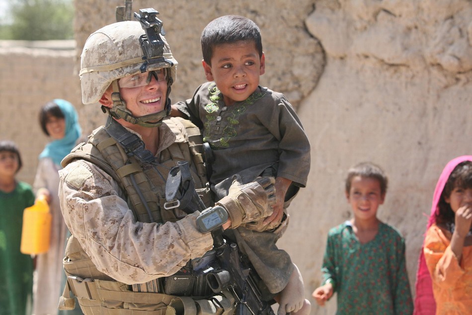 米兵が戦場の子どもたちと心温まる交流