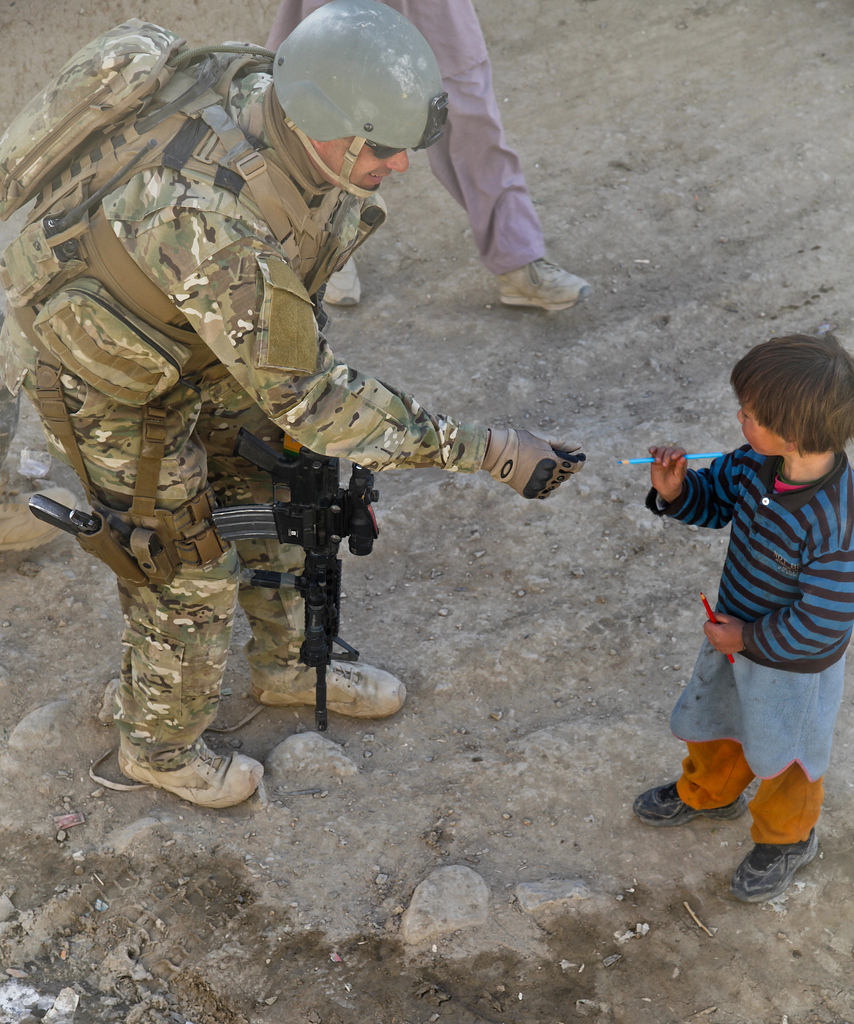 米兵が戦場の子どもたちと心温まる交流