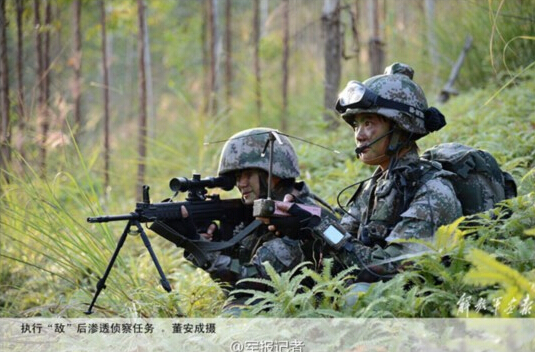 解放军“生猛”特战女兵露温柔一面