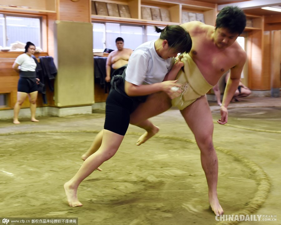 “女汉子”诞生记 镜头记录日本女性相扑选手