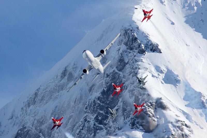 F-5戦闘機、A320を護衛し雪山を飛び越える
