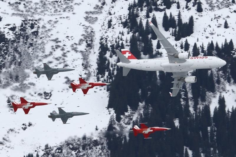 F-5戦闘機、A320を護衛し雪山を飛び越える