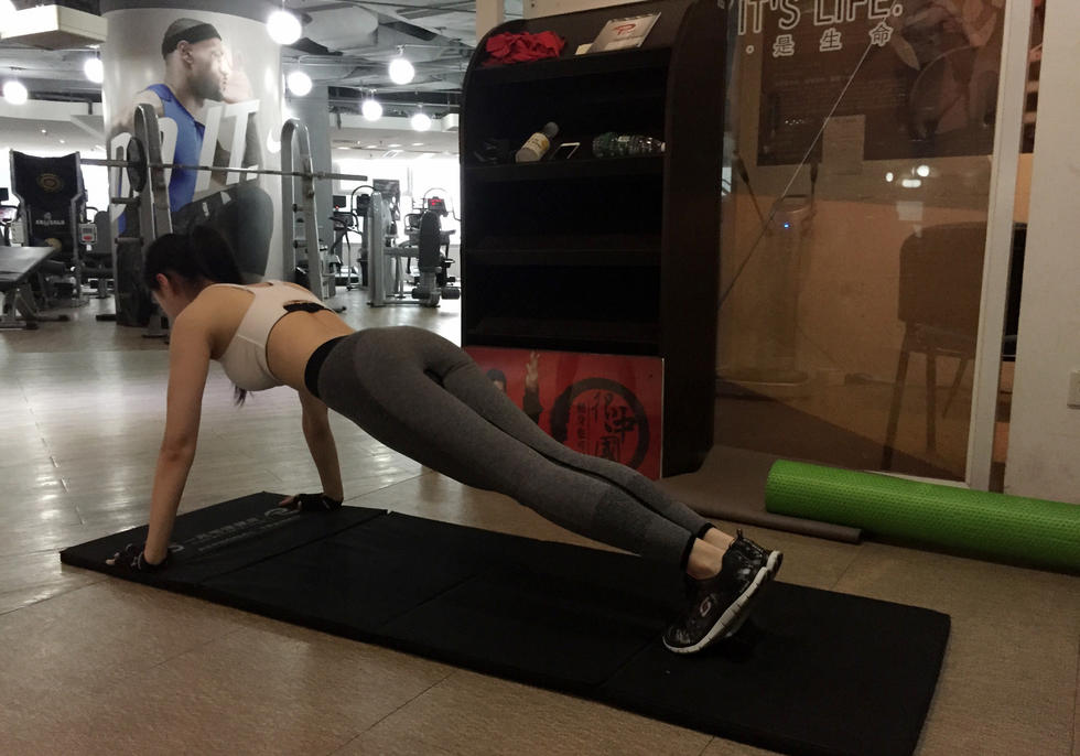 高清：最美健身空姐爆红 魔鬼身材+萝莉面孔