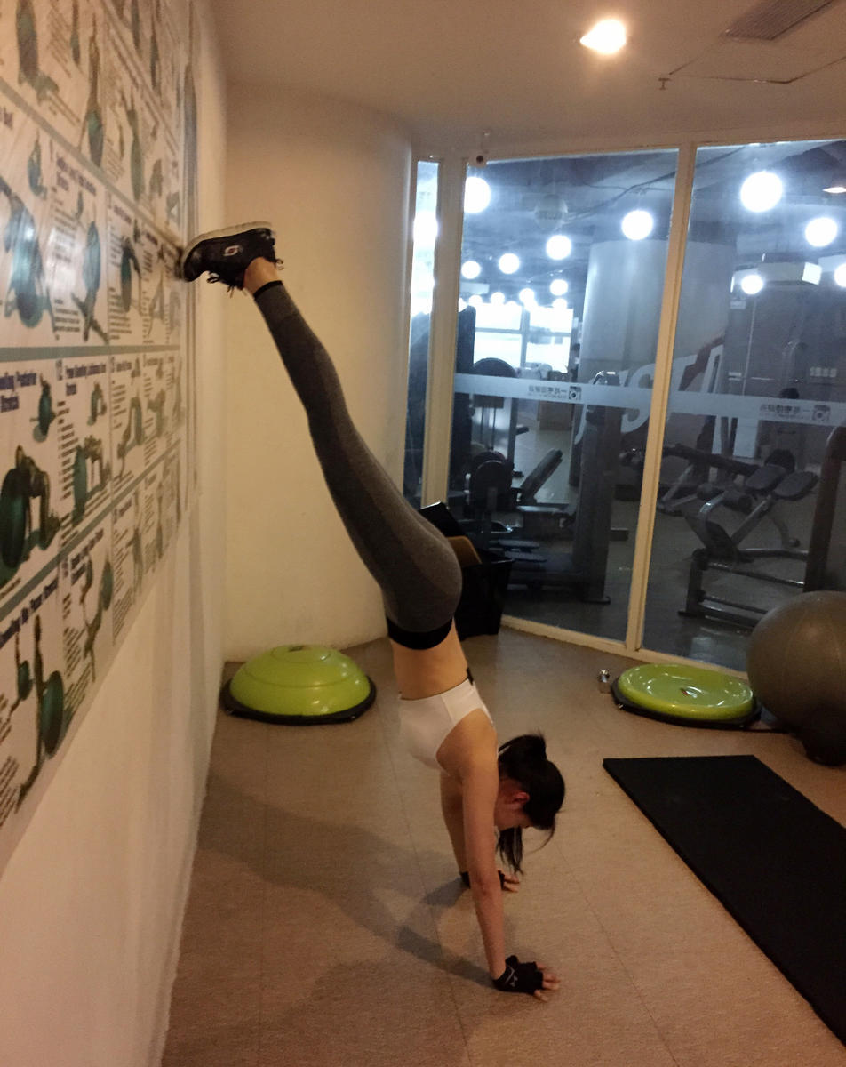 高清：最美健身空姐爆红 魔鬼身材+萝莉面孔