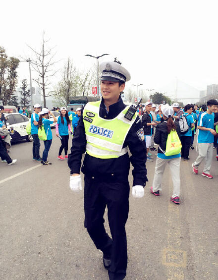 重庆帅气交警遭众多女子围拍致交通拥堵