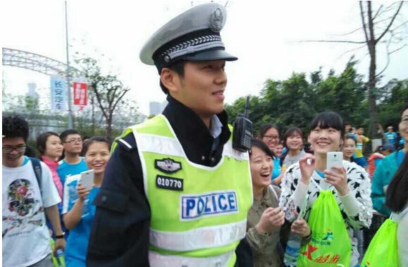 重庆帅气交警遭众多女子围拍致交通拥堵