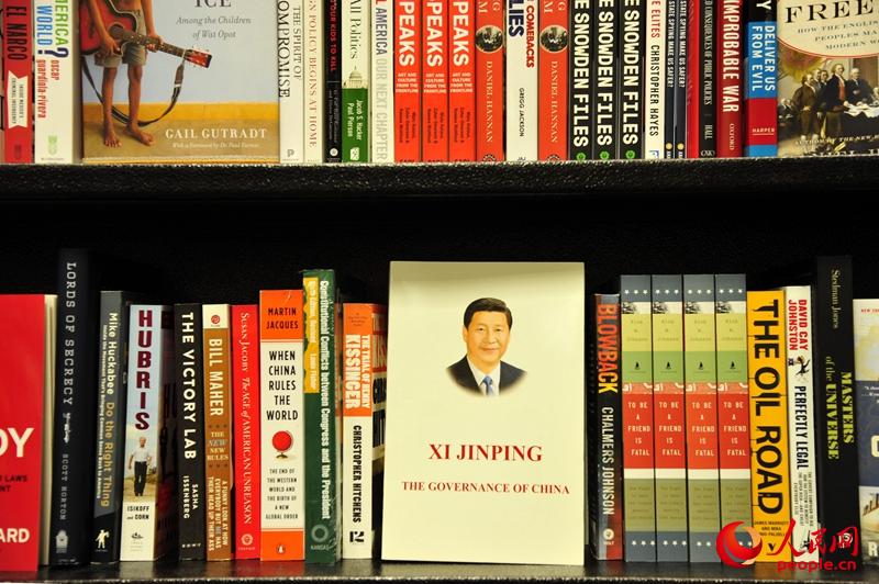 图为出现在巴诺书店“时政”架位的《习近平谈治国理政》一书英文版。