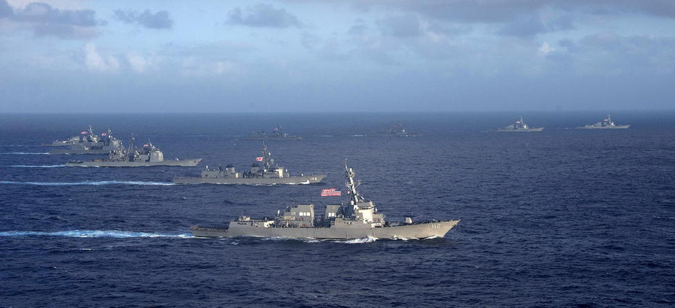 日米海軍がグアムで合同演習　戦艦が大群でミサイル連射