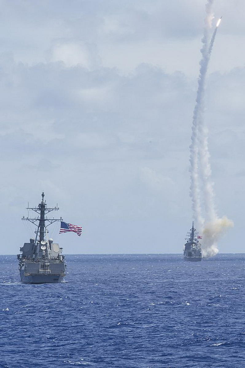 日米海軍がグアムで合同演習　戦艦が大群でミサイル連射