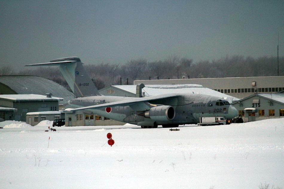 日本のXC-2輸送機、雪上滑走テストを実施