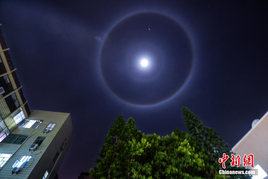 福建省平潭県の夜空に美しい 月の暈 が出現 中国網 日本語