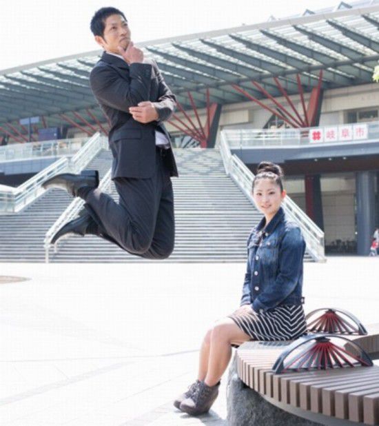 日本で父と娘の面白写真が流行 父が変なポーズで飛ぶ 中国網 日本語