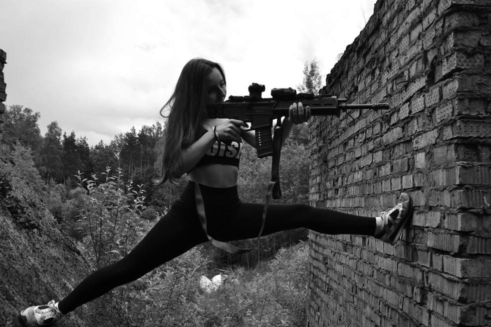 俄罗斯小美女家里枪械成堆