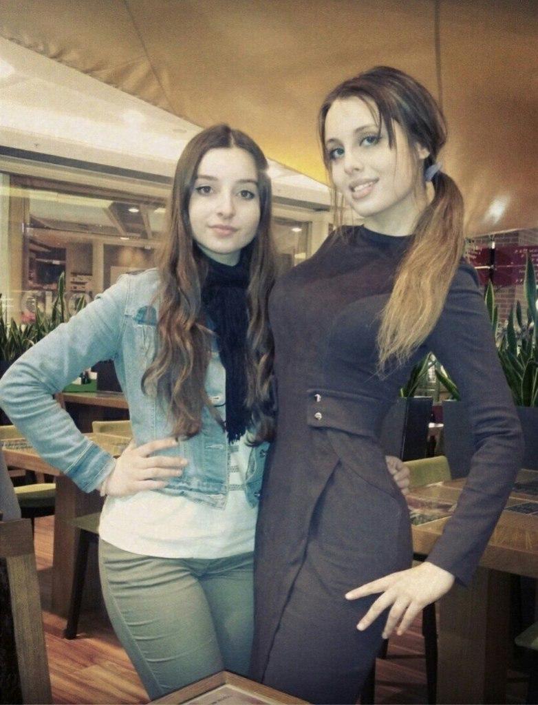 俄罗斯小美女家里枪械成堆