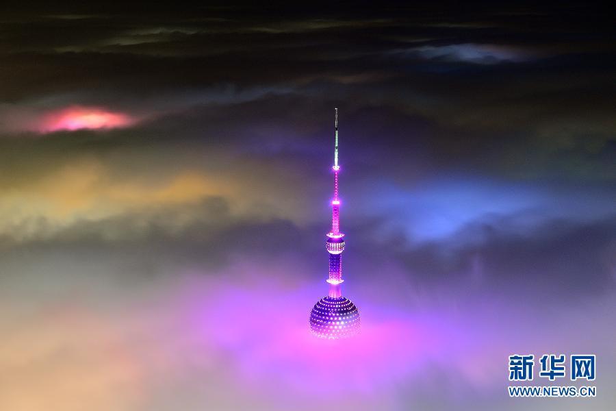 大雾笼罩上海造奇景：仿佛置身仙境