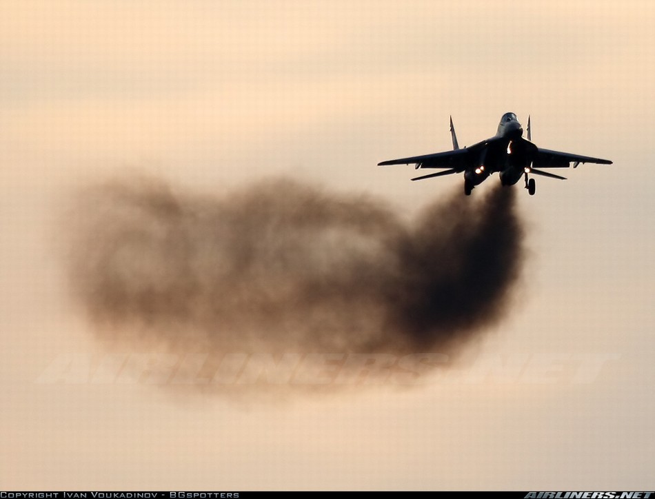 MiG-29、曲芸飛行で黒煙を吐く