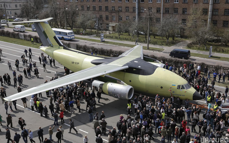 ウクライナの新型輸送機、An-178がラインオフ