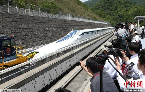 资料图：日本最新型磁悬浮新干线列车“L0型”在甲府向媒体公开，这种新型列车的商业行驶速度为每小时500公里。