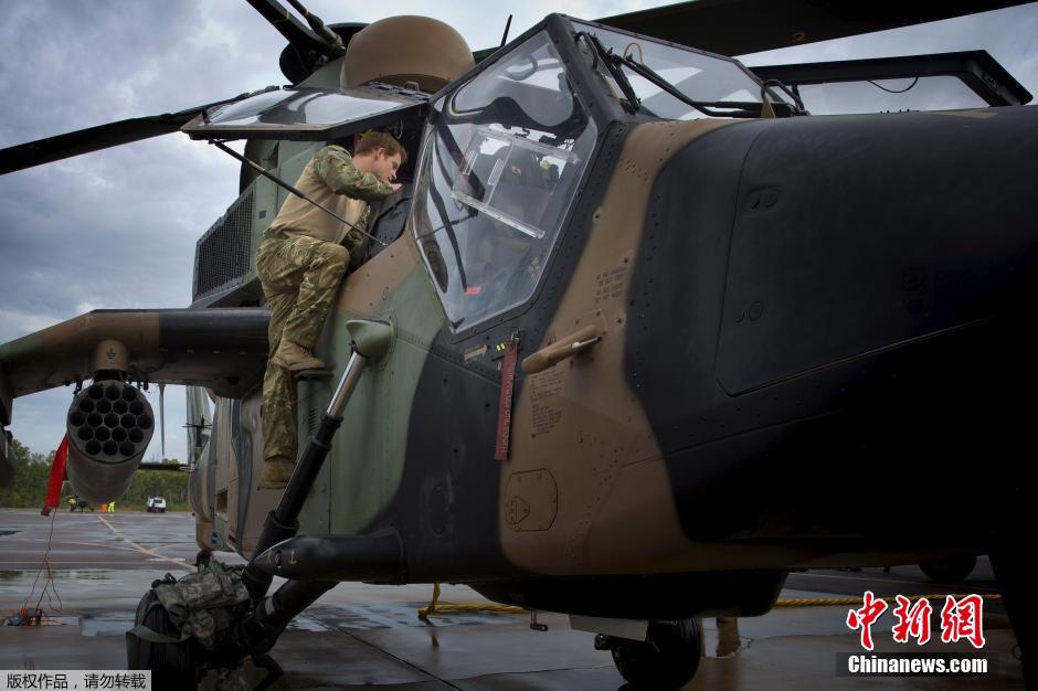 英ヘンリー王子、世界最先端の武装ヘリを操縦