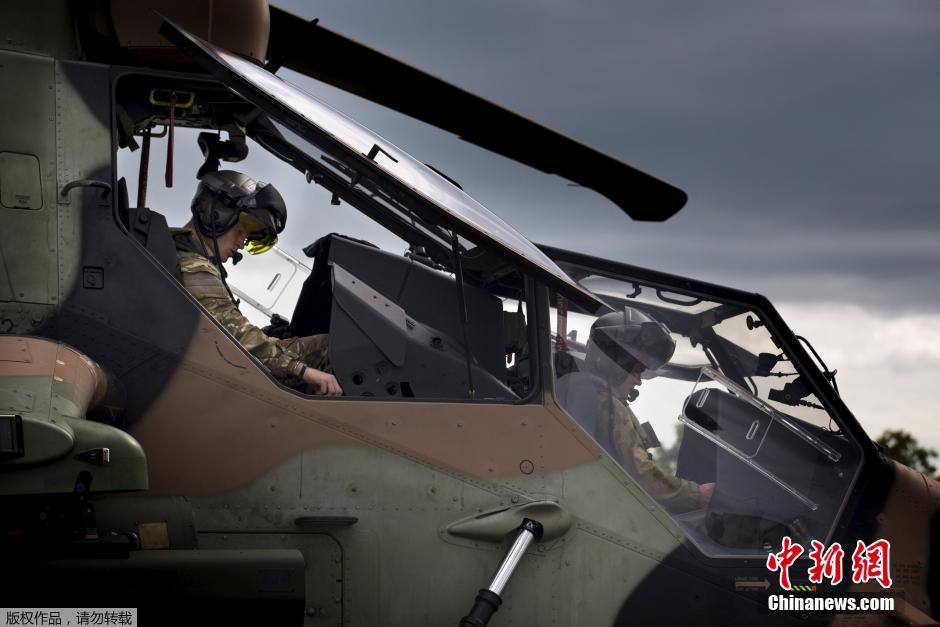 英ヘンリー王子、世界最先端の武装ヘリを操縦