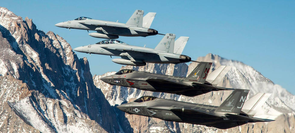 F-35とF-18による戦闘機編隊が山脈を飛び越える