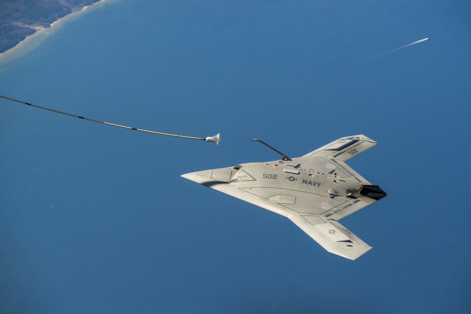 米海軍X-47B無人機、初の空中給油に成功