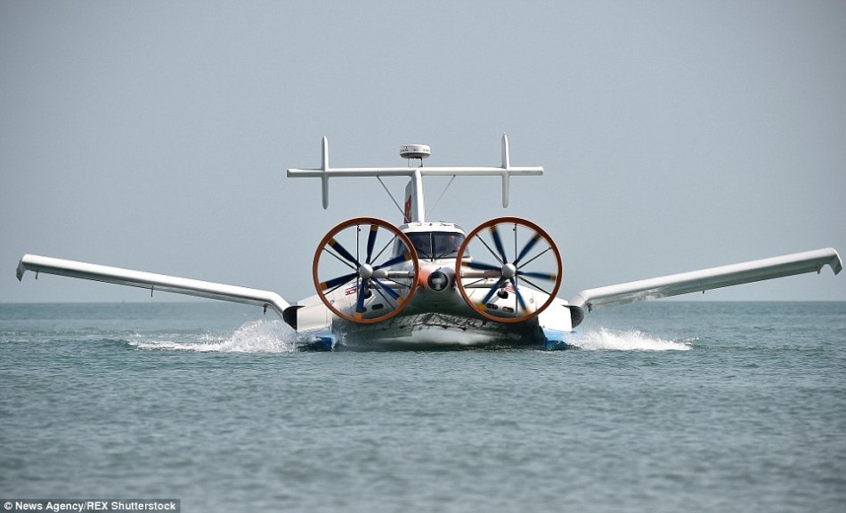 中国の新型水上機　空気圧で飛行