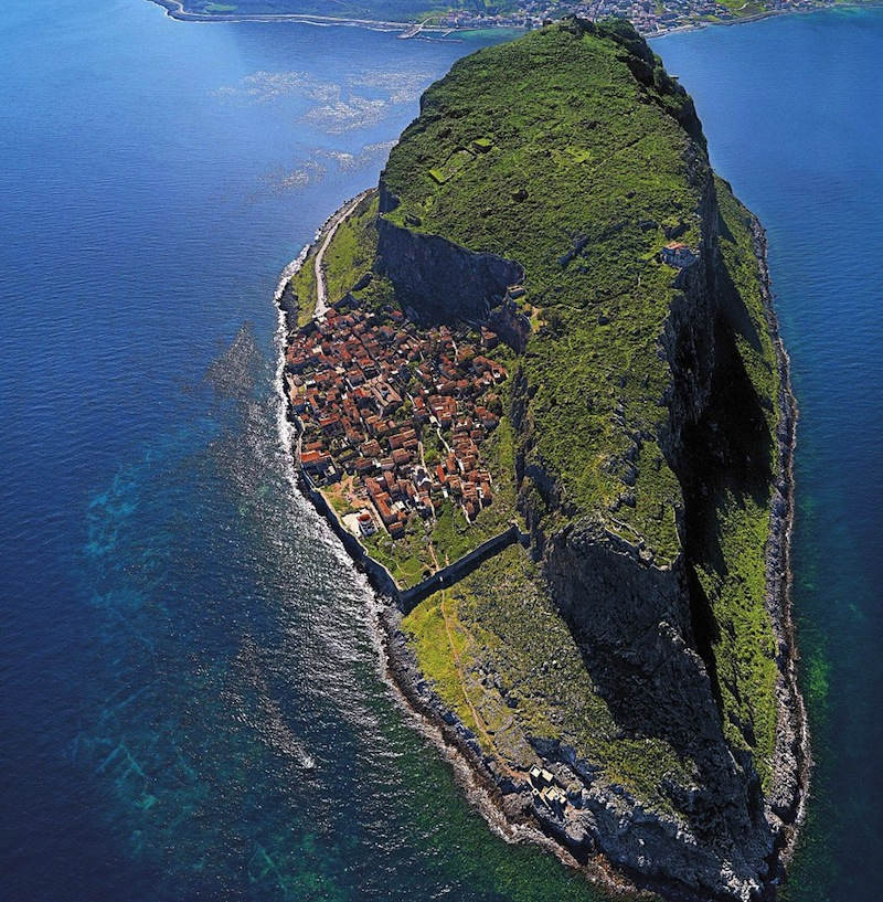 希腊巨石岛村庄（图片来自网页截图）