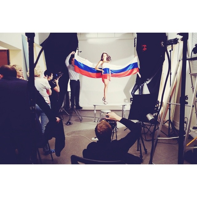 用国旗当裙子 “俄罗斯小姐”封面照引发争议