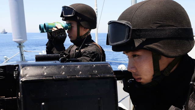 中露地中海合同演習、潜水員が敵を警戒