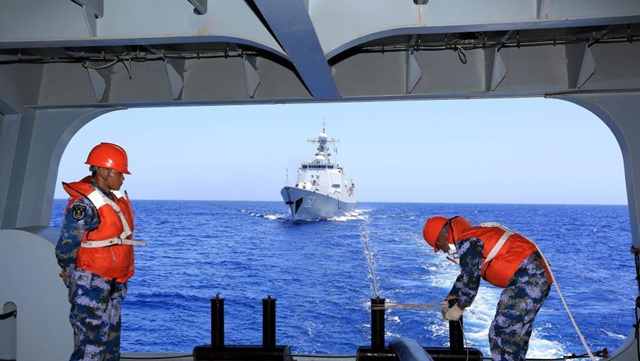 中国海軍第20次護送艦隊、液体貨物の補給訓練を実施