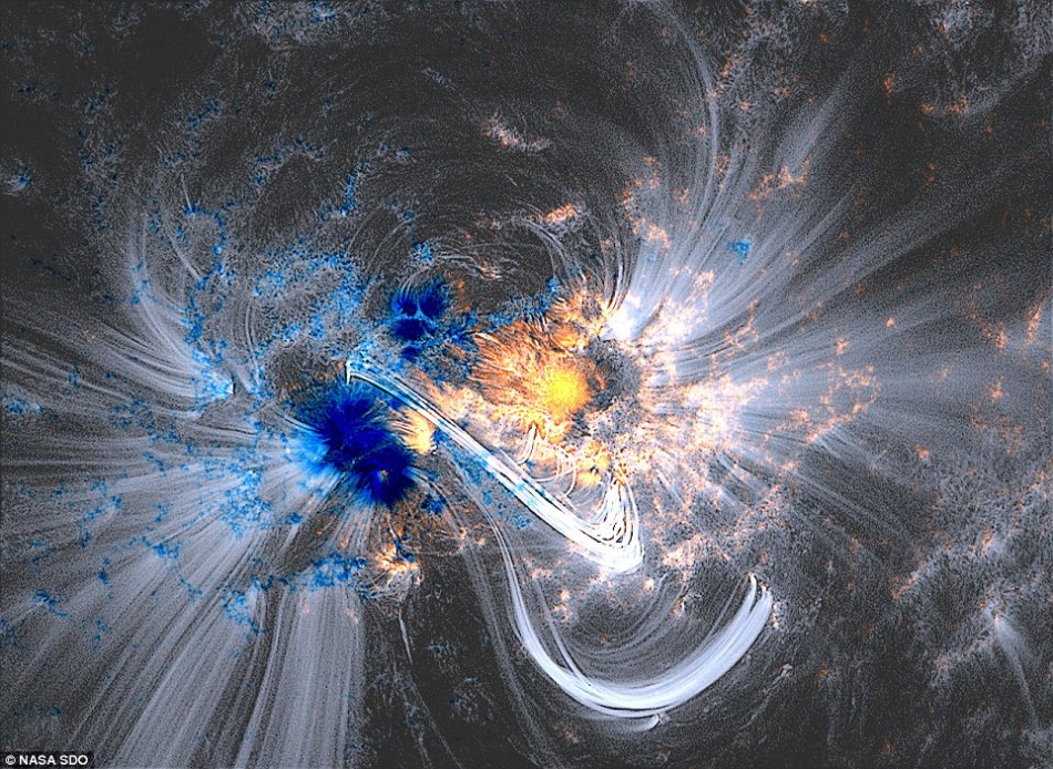 太阳表面巨大冕环细节照：惊人能量和复杂烈焰